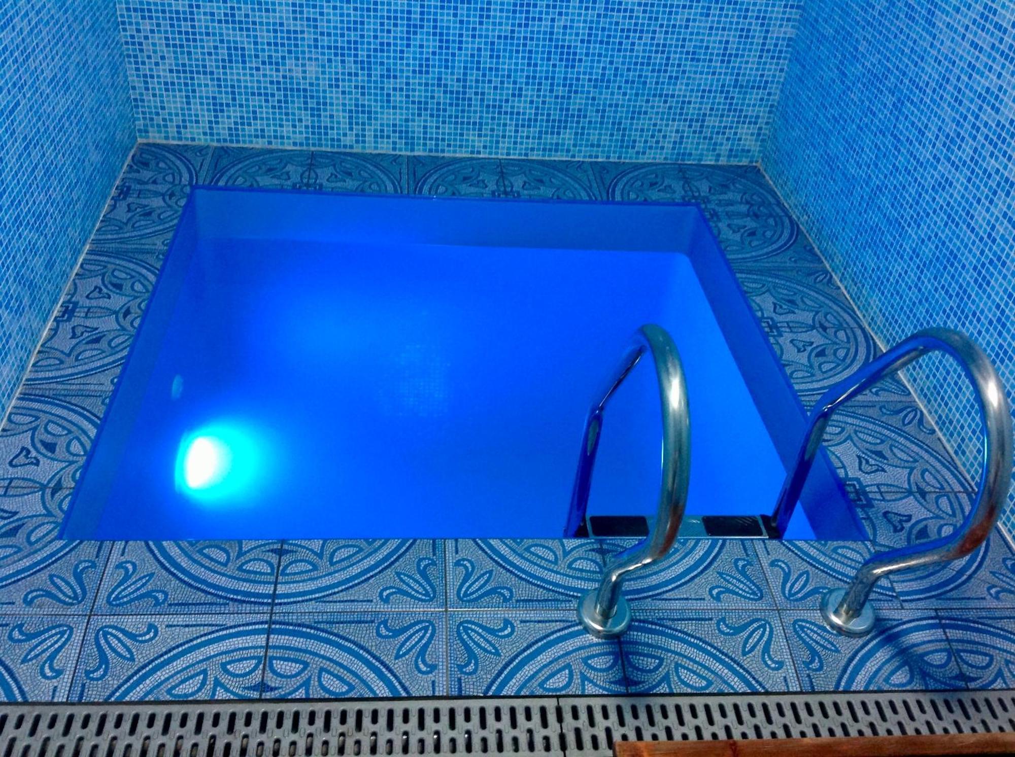 Hotel Bannyi Dvir Uzyn 外观 照片